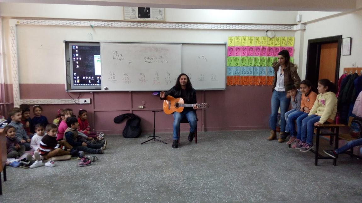 Okulumuz  Öğrencileri Gitar Eşliğinde Şarkı Söyleyip Eğlendiler
